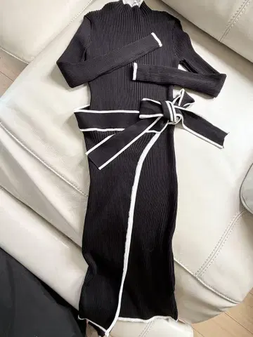MOCOA'S 블랙 리브 니트 롱 원피스