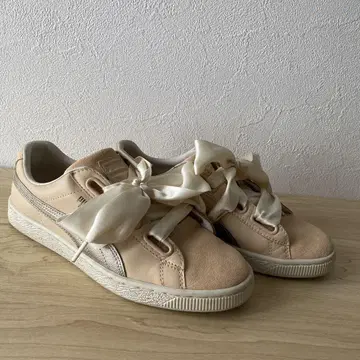PUMA 베이지 리본 포함 스니커즈