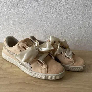 PUMA 베이지 리본 포함 스니커즈