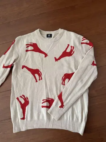 폴스미스 크림색 V넥 기린 패턴 스웨터