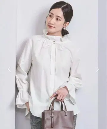 유나이티드 애로우즈 프릴 칼라 플레어 슬리브 블라우스