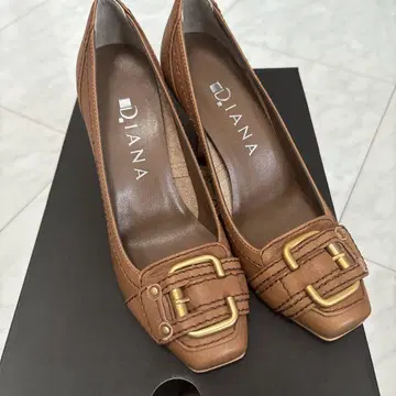 D.I.ANA 브라운 버클 포함 펌프스 레어 21cm 시착만