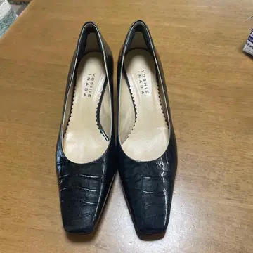YOSHIE INABA 악어 엠보싱 펌프스 블랙