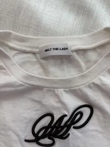 MELT THE LADY 화이트 T셔츠