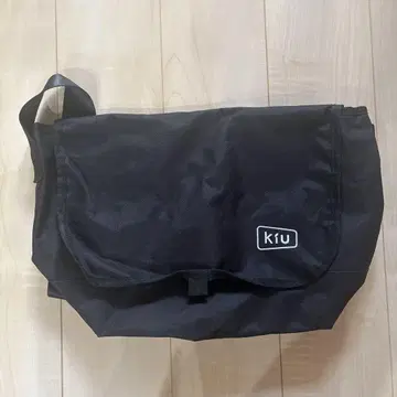 kiu 숄더백 블랙