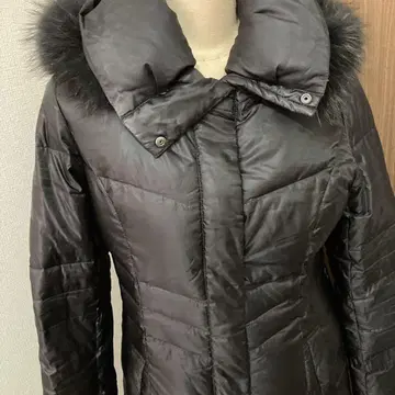 퍼 달린 블랙 다운 자켓