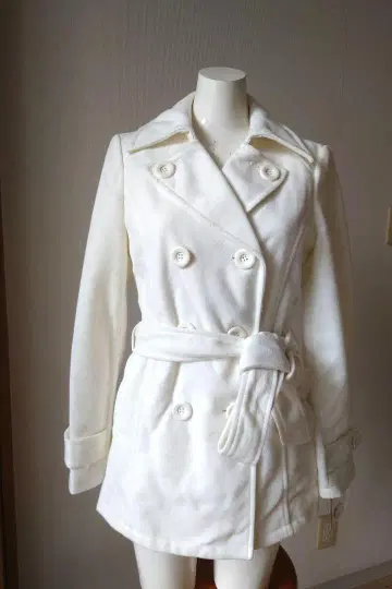 화이트 더블 브레스트 트렌치코트