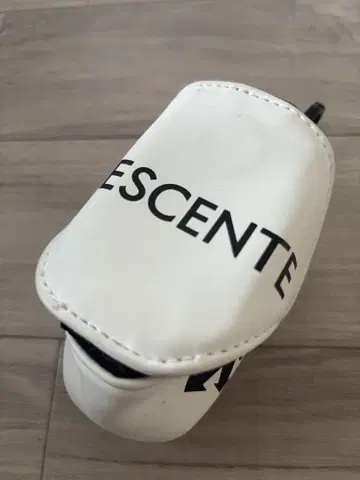 DESCENTE 화이트 소품함 카라비너 포함