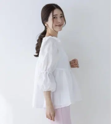 소노 크리스탈 자카드 프릴 블라우스 화이트