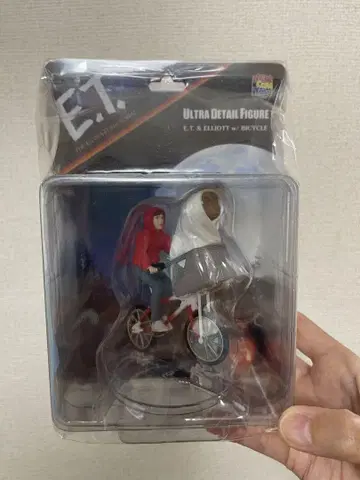 ET 소년이 ET를 자전거에 태우고 있는 피규어