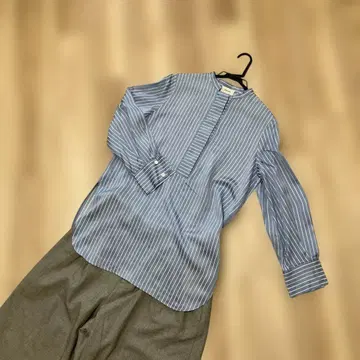 MOGA 블루 셔츠