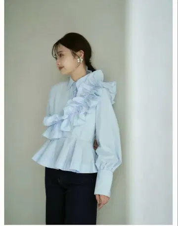 ecmile. 에크미르 프릴 페플럼 셔츠 블루
