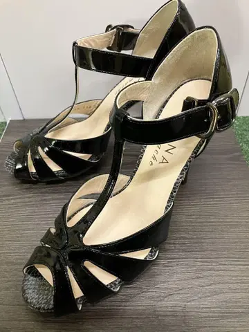 DIANA 블랙 에나멜 오픈토 하이힐