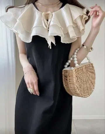 프릴이 달린 블랙과 아이보리 드레스