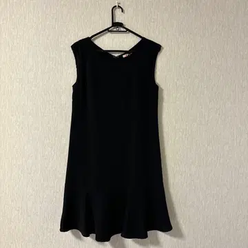 블랙 슬리브리스 무릎 기장 파티 드레스