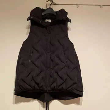 블랙 후드 부착 다운 베스트