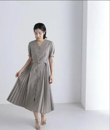 NATURAL BEAUTY BASIC 사이드 플리츠 절개 원피스