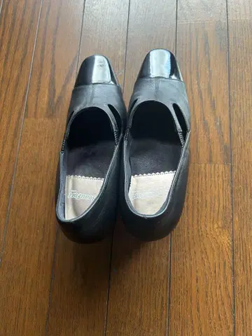 블랙 오픈토 중간 힐 펌프스