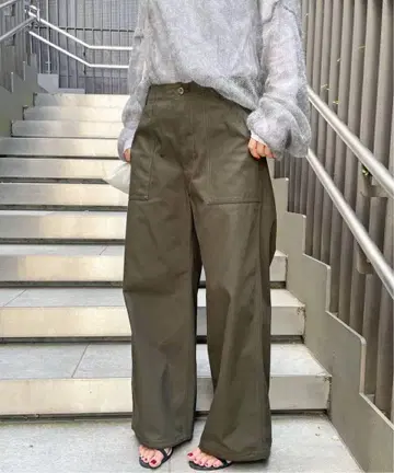 스픽앤스팬 카키색 와이드 팬츠