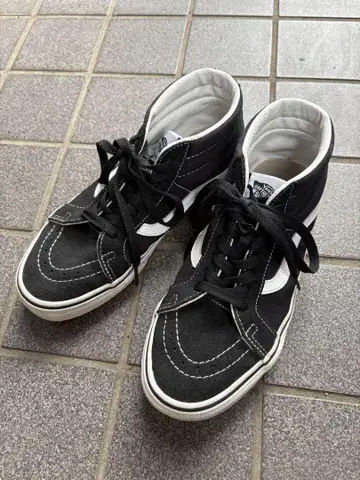 VANS 블랙 미들컷 스니커즈