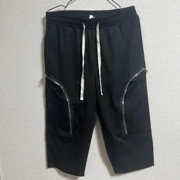 지퍼 포켓 부착 블랙 하프 팬츠
