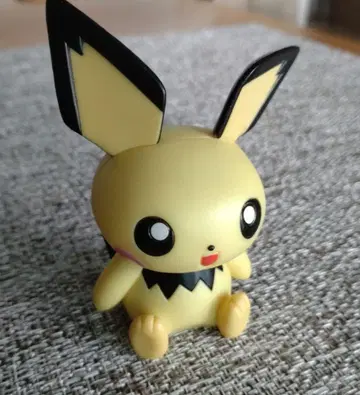 뺨이 빛나며 우는 피츄 피규어 포켓몬