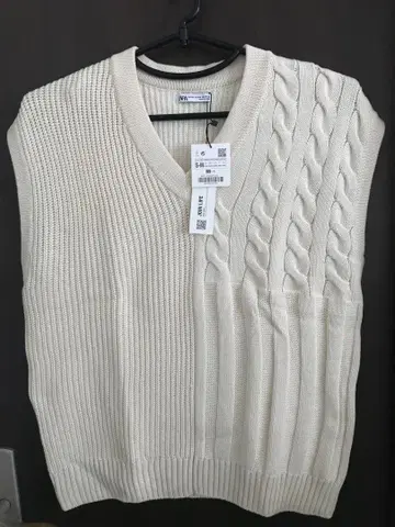 [ 미사용 ] ZARA 아이보리 V넥 니트 베스트 S-M
