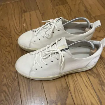 에코 화이트 가죽 스니커즈