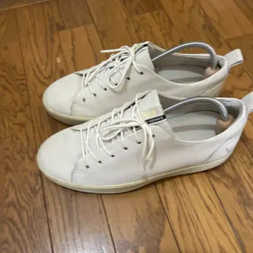 에코 화이트 가죽 스니커즈 연말 세