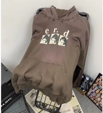 묵직한 빈티지 프린트 데미지 가공 와이드 실루엣 후드 부착 맨투맨