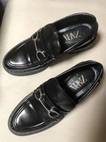 ZARA 블랙 로퍼 금장 장식 포함