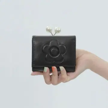 마리콴트 엠보싱 데이지 펄 미니 지갑 블랙