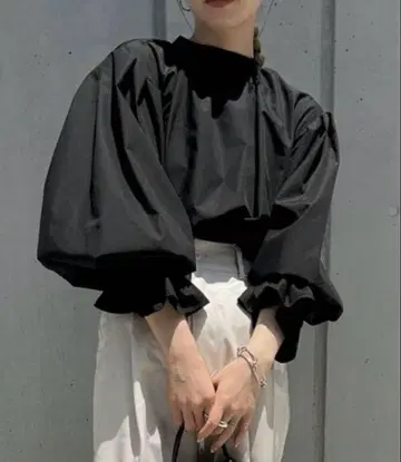 새상품급 셀렉트모카 바이슨 볼륨 개더 캔디 슬리브 블라우스