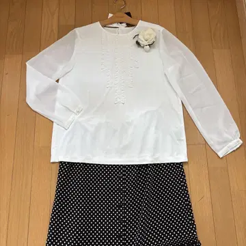 잉게보그 화이트 프릴 레이스 사용 긴팔 둥근넥 블라우스 11호