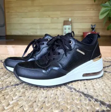 SKECHERS 블랙 스니커즈