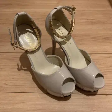 베이지 오픈토 하이힐
