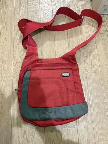 빨간색 숄더백 메신저 테크 계열