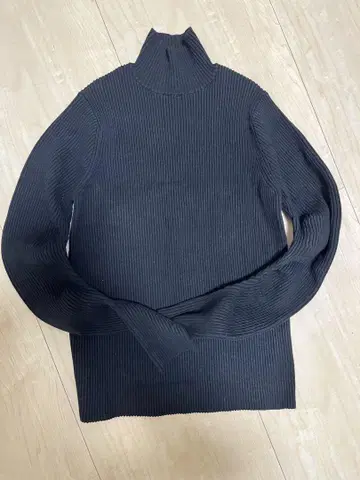 미라 오웬 블랙 터틀넥 스웨터