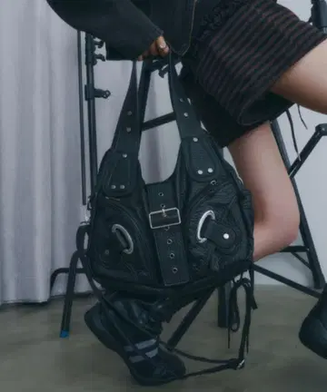 DTYYPE 엠보싱 2WAY 숄더백 블랙