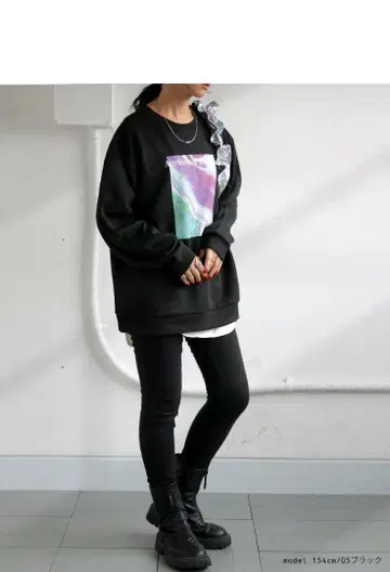 안티카 블랙 프린트 디자인 긴팔 상의