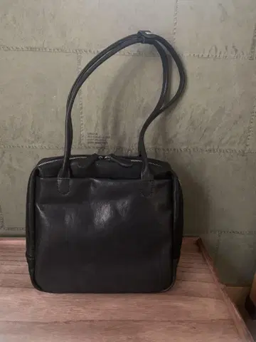 블랙 핸드백 내 포켓 부착