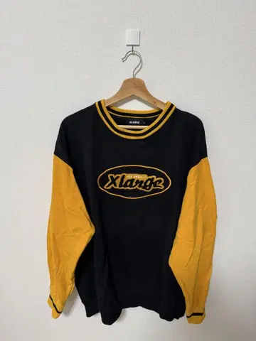 XLARGE 블랙/노랑 로고 자수 크루넥 트레이닝복