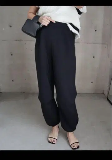 [ eLLa ] cardboard jogger pants 블랙 S 사이즈