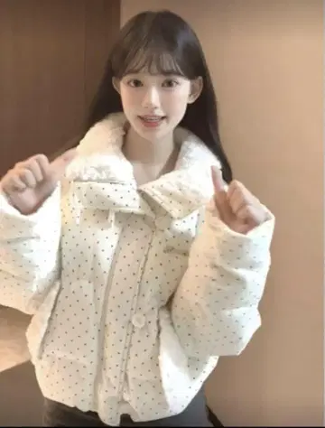 화이트 도트 무늬 다운 자켓