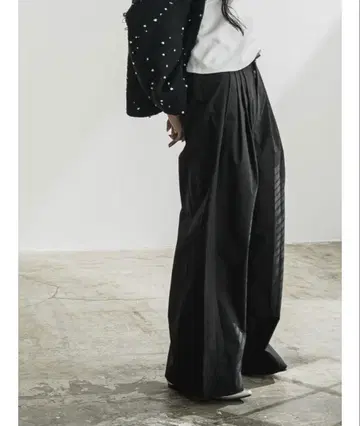 lig. 리그도트 line tuck pants