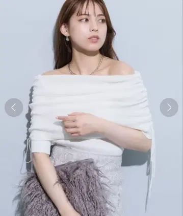 [ 미사용 ] Mystrada 5부 소매 접어 올린 오프숄더 니트 화이트