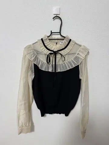 ZARA 프릴 옷깃 긴팔 상의 블랙 아이보리