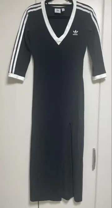 adidas 블랙 V넥 원피스