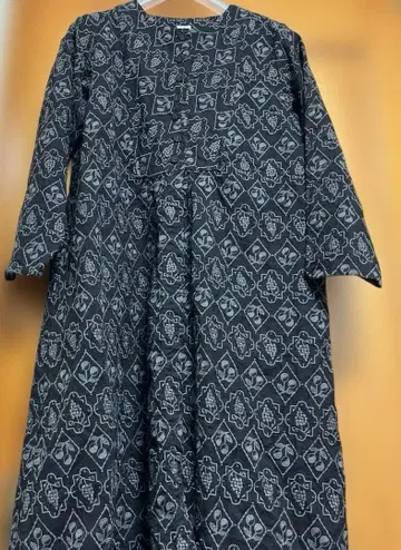 츠하루 바이 사만사 모스모스 린넨 총 자수 원피스 블랙 포도 체리