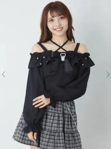 앙크루즈 폼폼 리본 오프숄더 상의 블랙